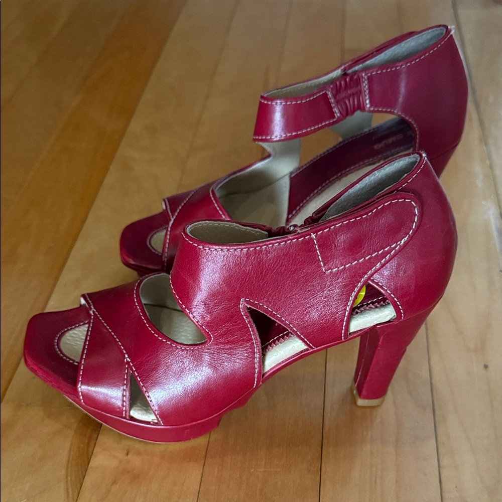 Like Smug by Prophecy- Elegant Red Women's Heels Sz 5